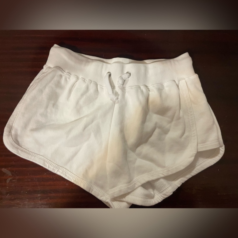 Cute white shorts with drawstring and pockets